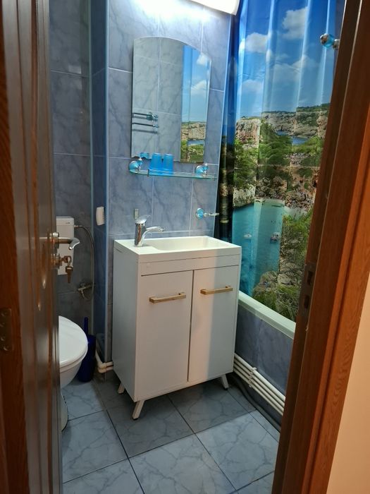 Închiriez apartament cu 2 camere