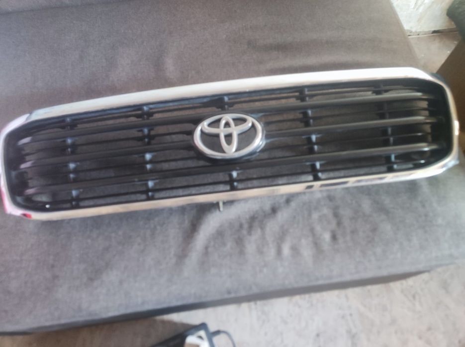 Решетка радиатора Toyota Land Cruiser 105