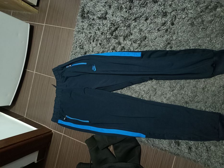 Vând trening Nike nou