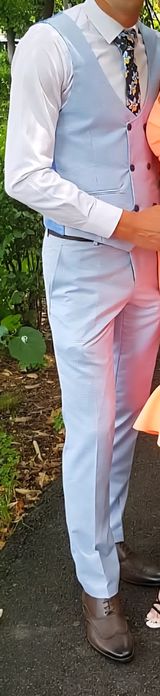 Vând costum bărbătesc 3 piese bleu deschis + bonus o cravata