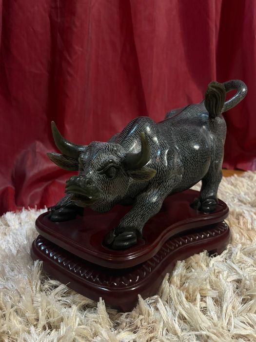 Нефритовая статуэтка ручной работы