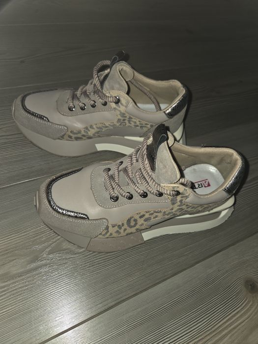 Дамски спортни обувки