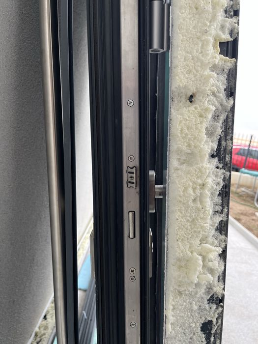 Входна врата алуминиева RAL7016