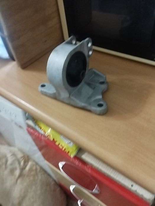 Продам подушку двигателя