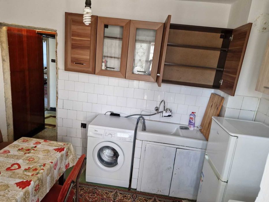 Дава се под наем Тристаен апартамент в Шумен, Тракия - 78 кв.м за 298.86 € - Снимка #2