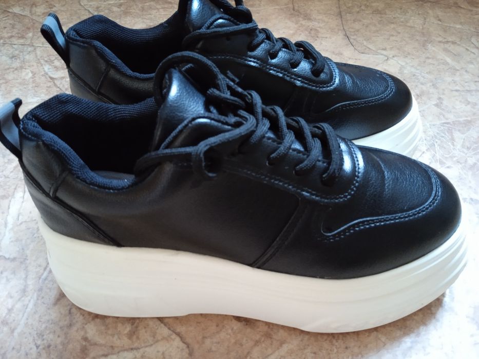 Продам кроссовки