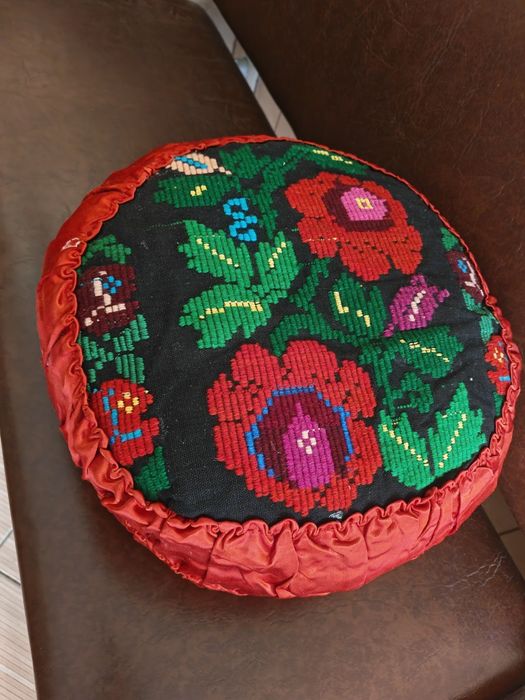 Pernă Tradițională Brodată Manual - 2 buc. , Umplută cu Paie – Model Floral Autentic