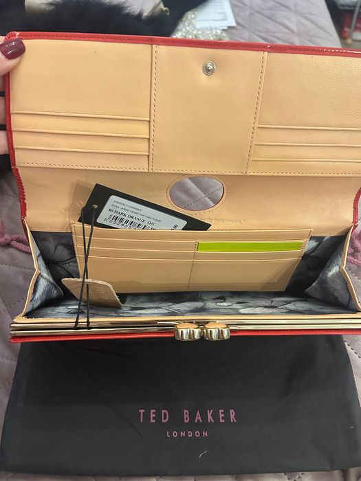 Червен Ted Baker
