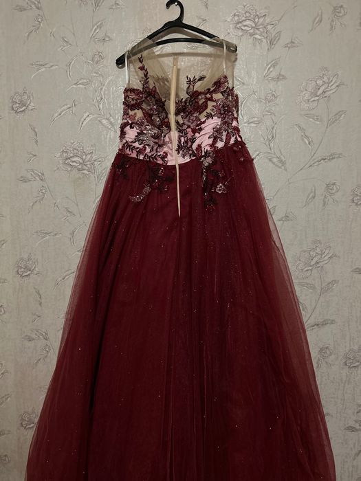 Бална рокля с ръчно бродирани елементи