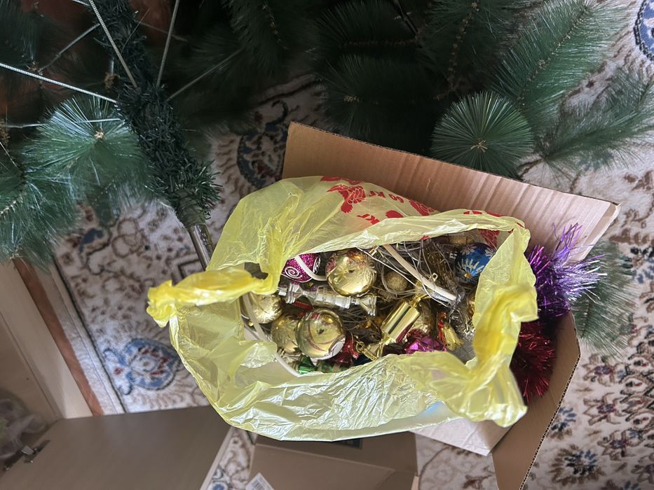 Новогодная елка и игрушки