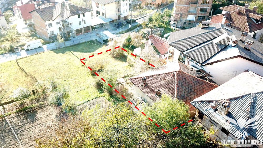 Продавам двуетажна къща с 140РЗП с двор 335кв.м. с денивелация в град Смолян,квартал Райково