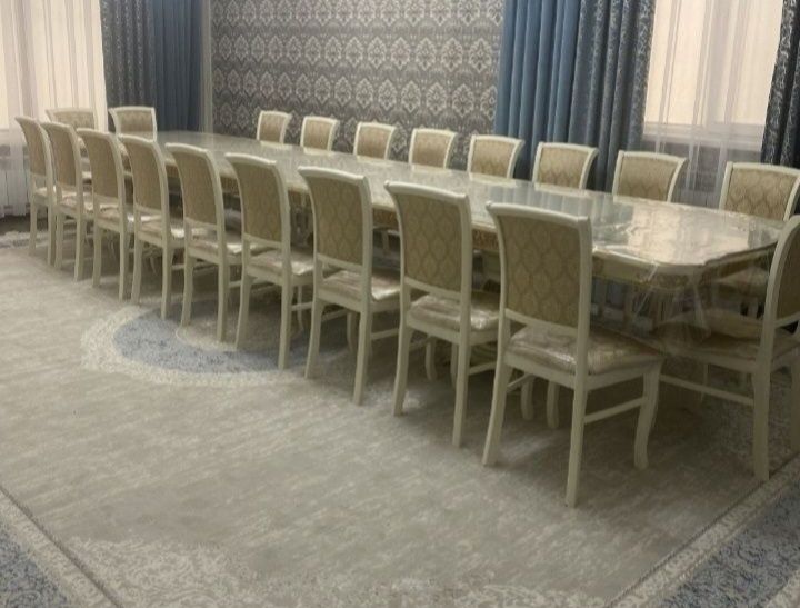 Стол со стулями для гостиной.    .