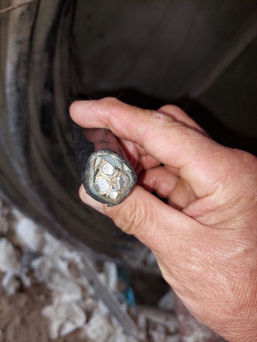 Бронированный подземный кабель