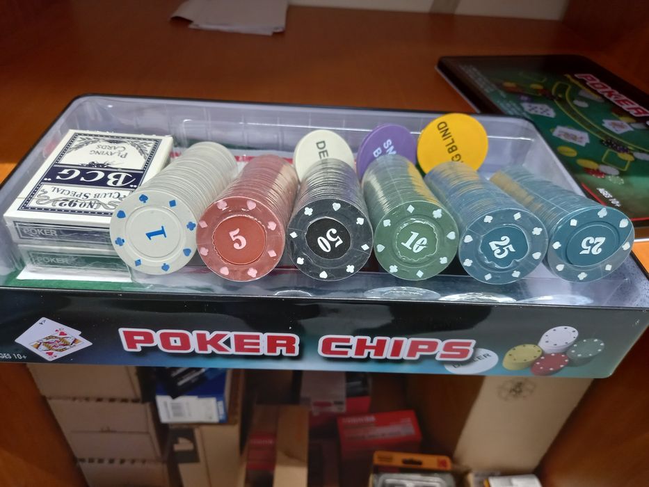 Set poker 300 jetoane imprimate, 3 gr. Panza verde pentru joc. Nou!