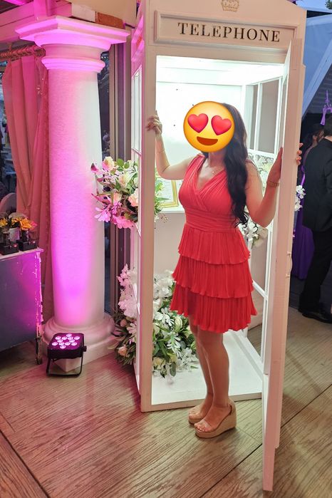 Ярко червена рокля