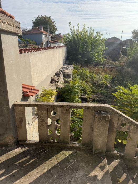 Двуетажна къща с голям двор и красива гледка