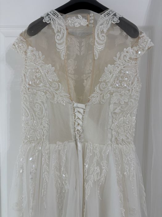 Rochie mireasa cu voal si crinolina cu un cerc