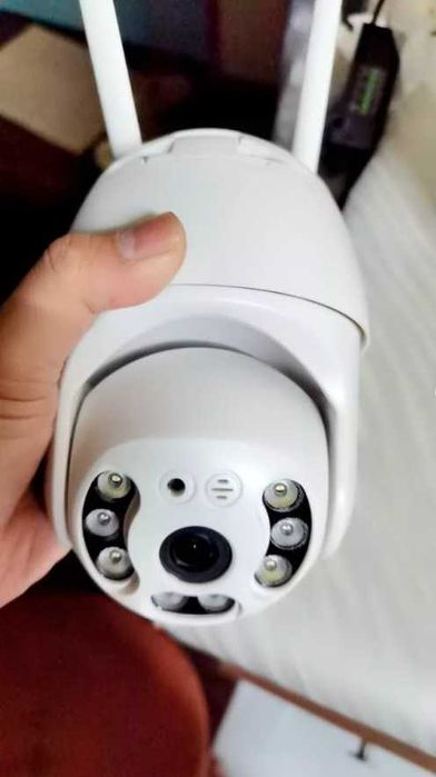 Камера спостерегена. Въртяща се външна камера за видеонаблюдение