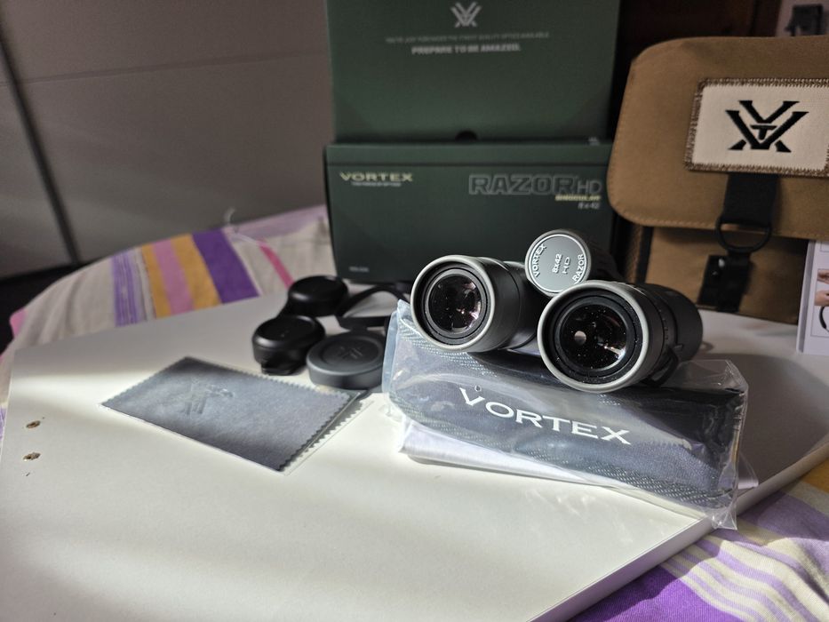 Binoclu Vortex Razor HD 8x42