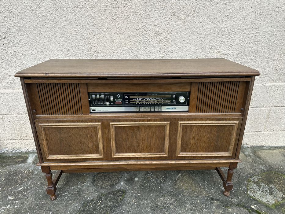 Виндитж музикален шкаф с радио и грамофон