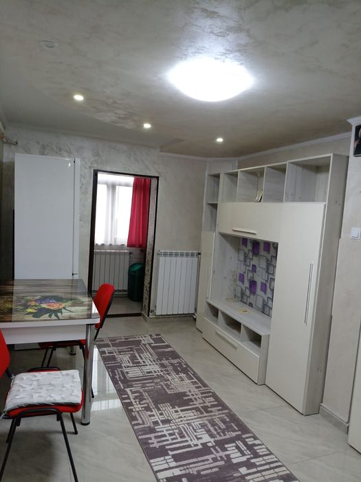 Închiriez apartament cu 2 camere