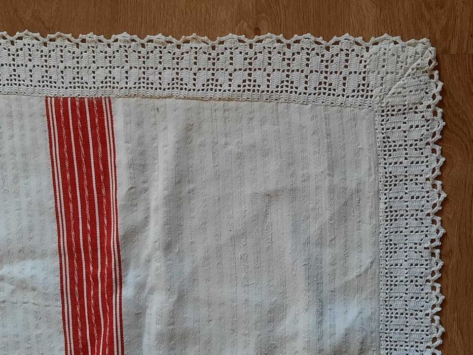 fata de masa din panza tesuta la razboi