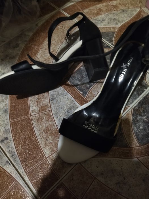 Продавам нови дамски сандали