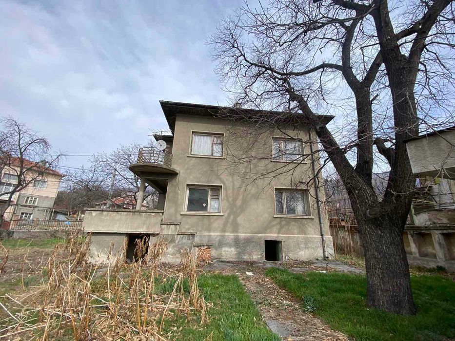 КЪЩА с РЗП 160 кв.м., двор 566 кв.м., град Карлово