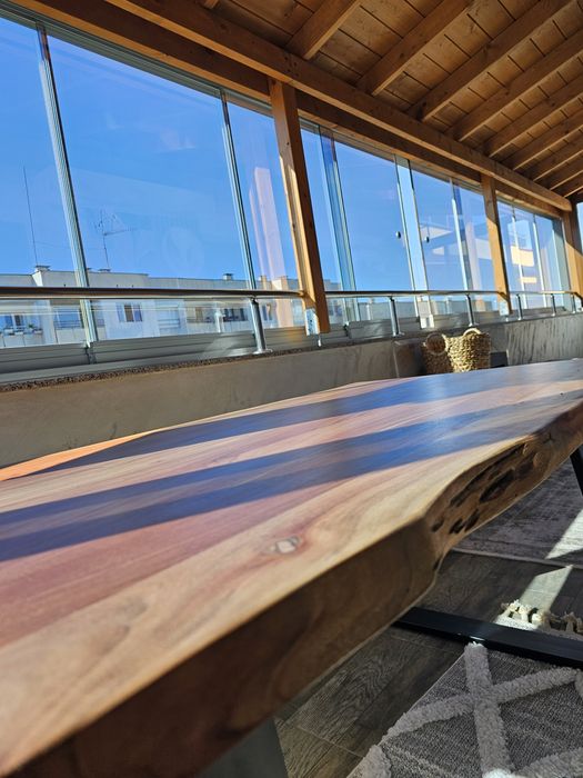 Голяма дървена маса