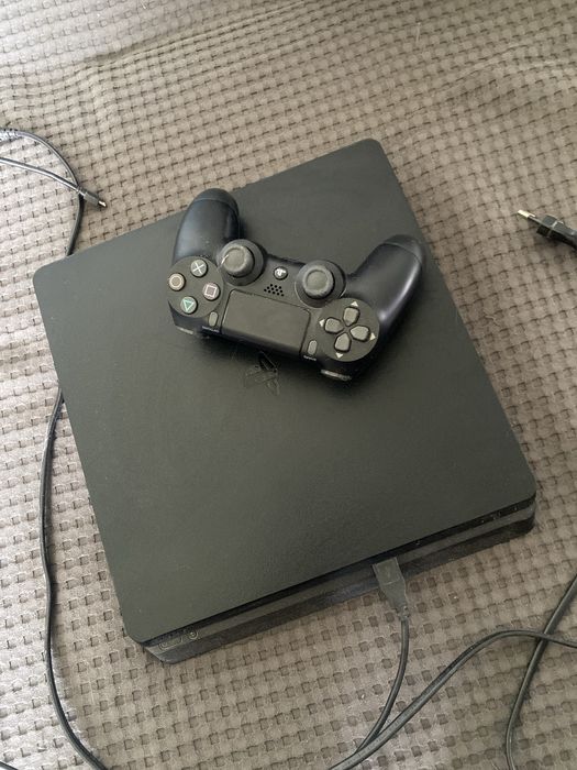Ps 4 , 1 тб память. 1 джойстик
