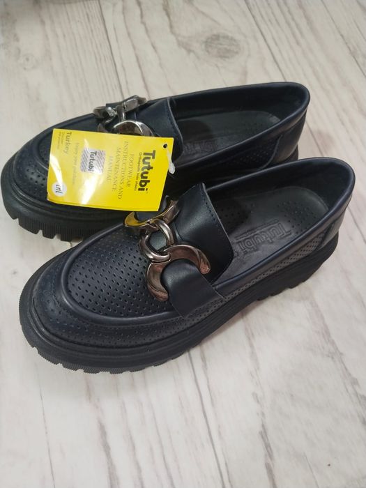 Продам туфли школьные на девочку