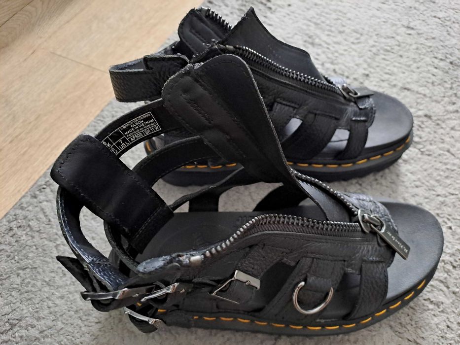 Vând sau schimb Sandale Dr martens Olson