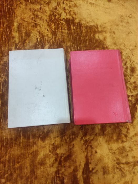 Продавам речник.