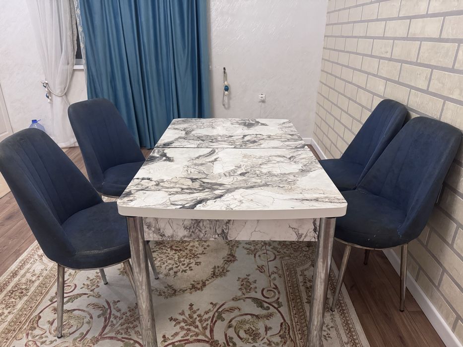 Продам кухонный стол со стулями