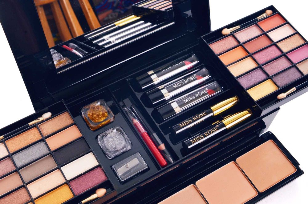 Комплект грим Miss Rose – многофункционална палитра с огледало