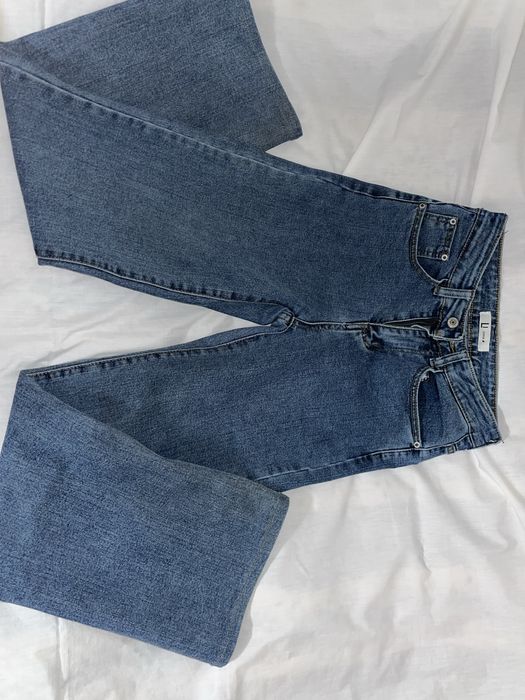 Темно-синие джинсы