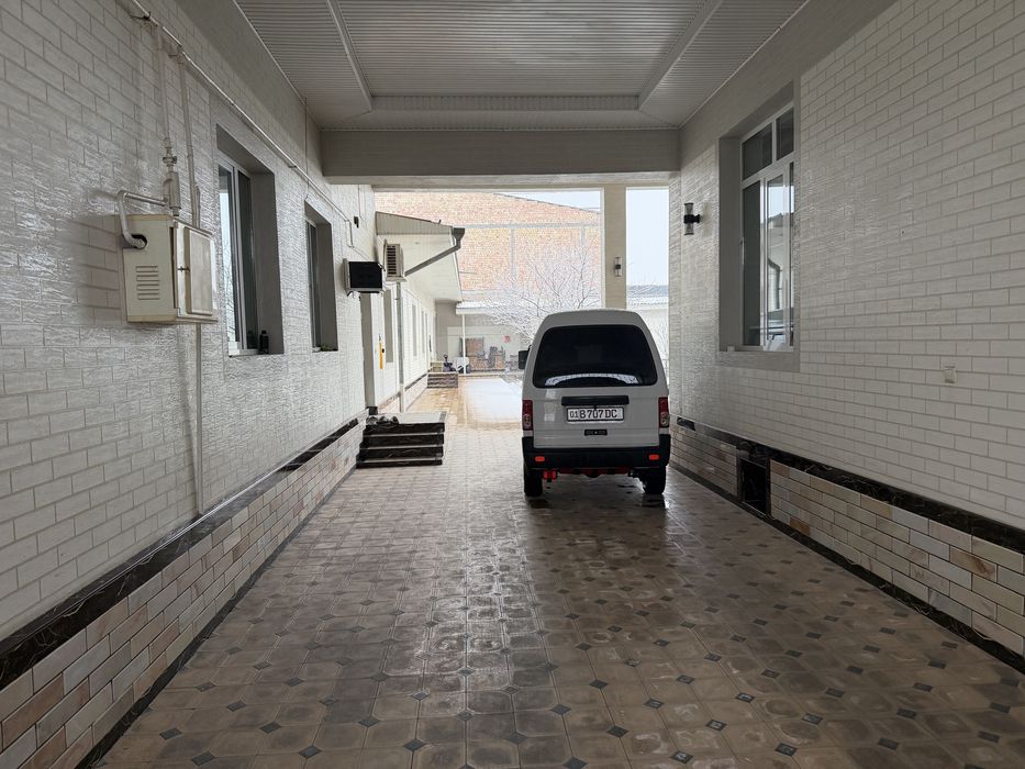 Уй сотилади 8 сотих. 7 та хона. Пишган гиштдан курилган. Падвали бор.