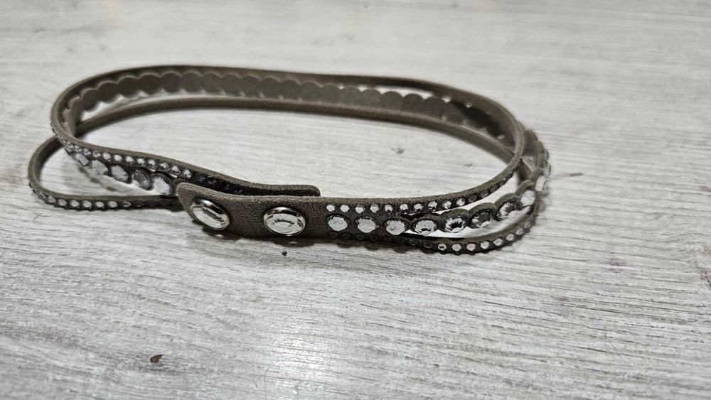 Колие Чокър със светло сива кожа и кристали Swarovski