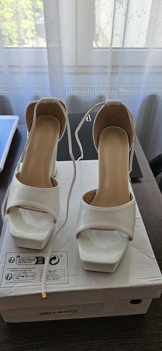 Pantofi albi cu toc