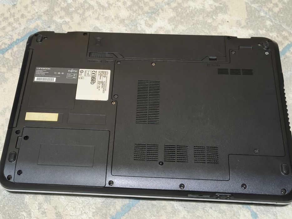 ноутбук Fujitsu Lifebook AH531