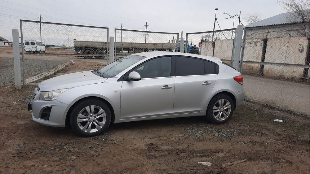 Шевролет круз хэтчбек 2013 автомат. Об1.8