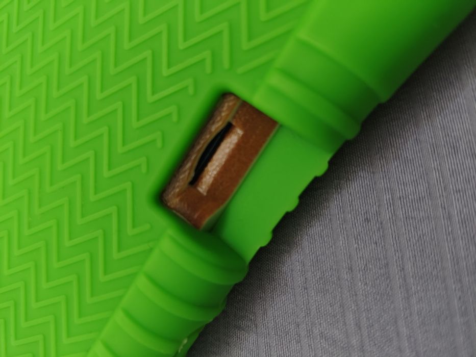 Планшет детский с симкой в силиконовом чехле