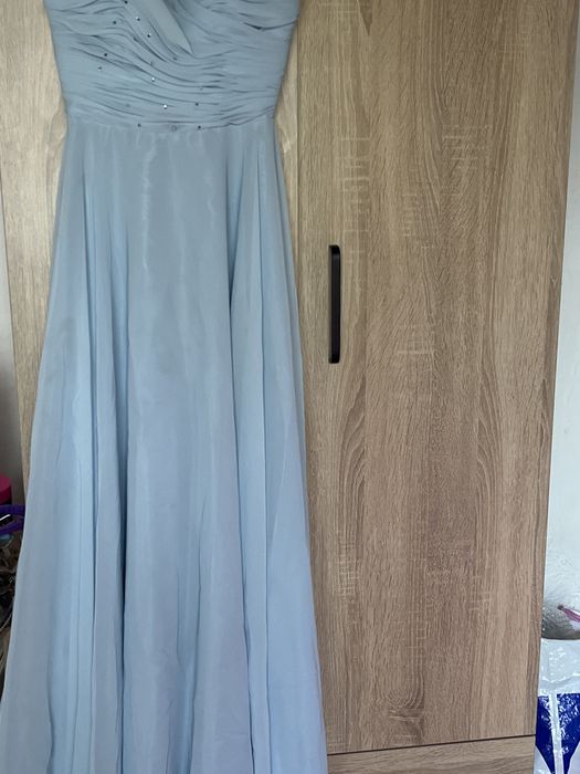 Роклята е използвана за бал.