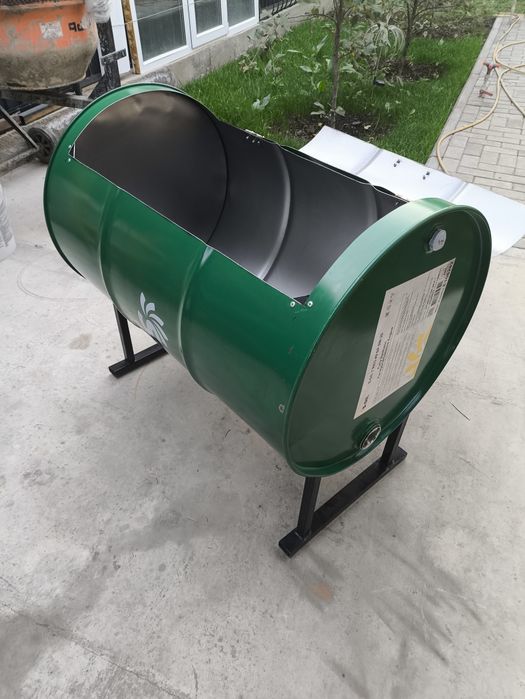 Мусорный бак из бочек