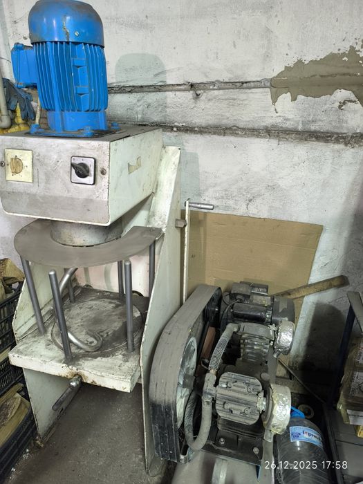 Тестомесачка трифазна,винтова, подвижен казан