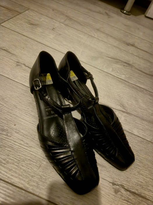 Sandale cu toc din piele naturală