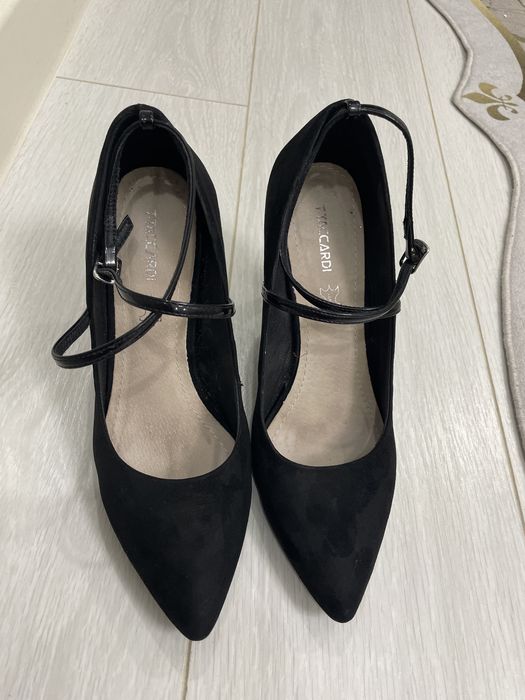 Продаются туфли черные