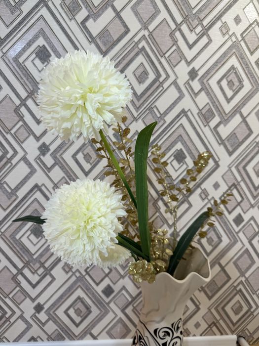 Декоративная ваза и искусственный цветы