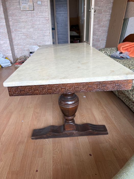 Маса с мраморен плот