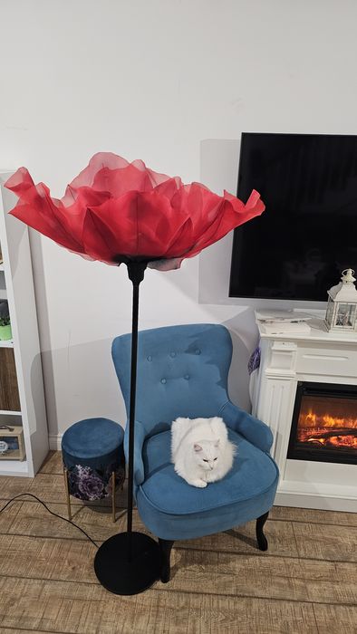 Lampadar roșu cu negru